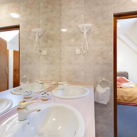 Familijny Osrodek Wypoczynkowy *